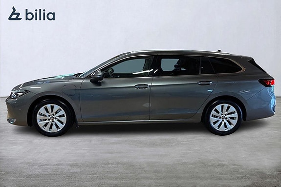 Volkswagen Passat 3 of 24
