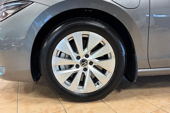 Volkswagen Passat 13 of 24