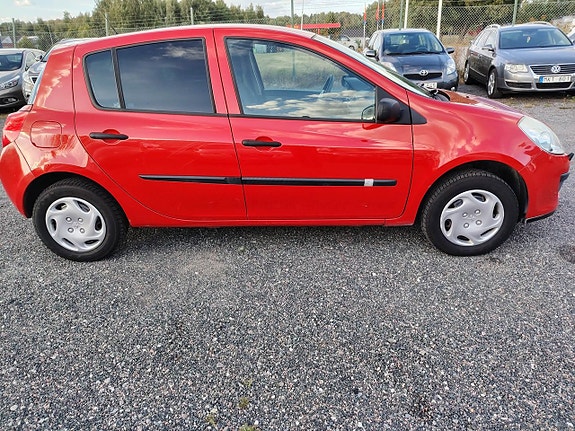 Renault Clio 11 of 17