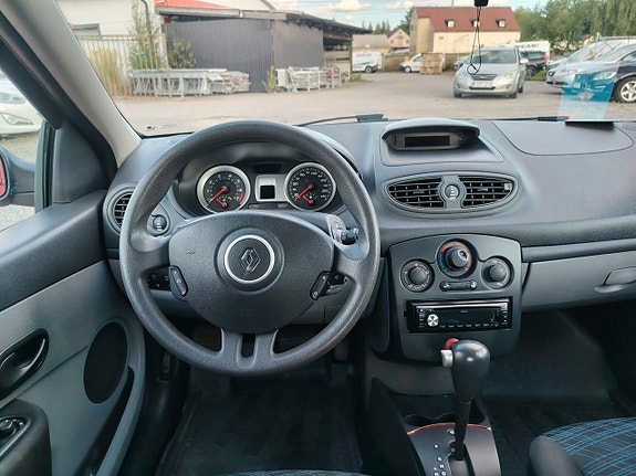 Renault Clio 14 of 17