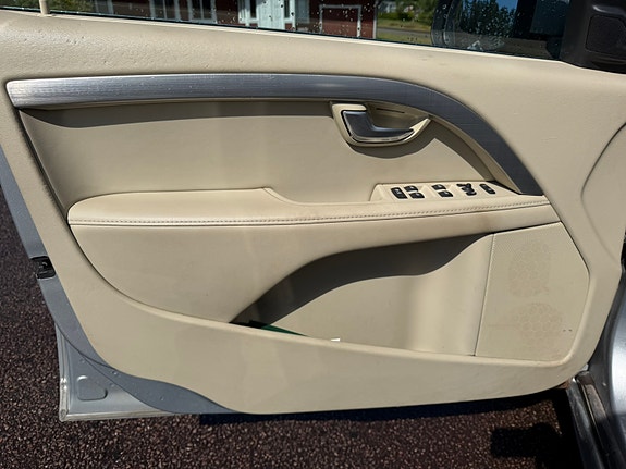 Volvo V70 8 of 16