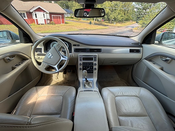 Volvo V70 3 of 16