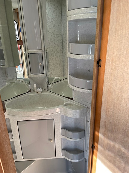 Adria Unica B 431 DD 6 of 10