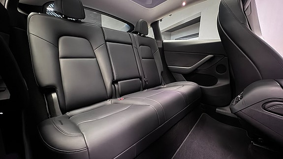 Tesla Model Y 13 of 21