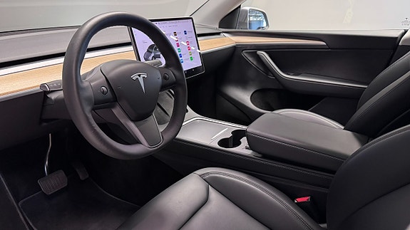 Tesla Model Y 7 of 21