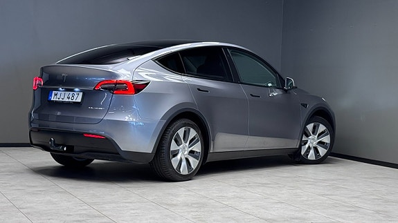 Tesla Model Y 16 of 21
