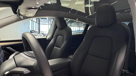 Tesla Model Y 8 of 21
