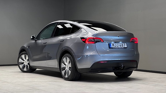 Tesla Model Y 15 of 21