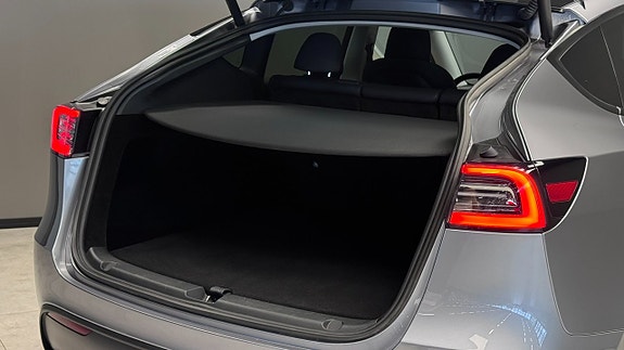 Tesla Model Y 19 of 21