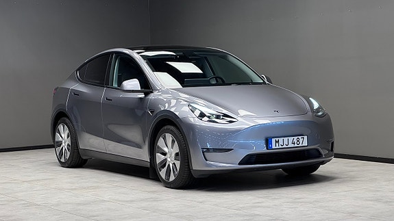 Tesla Model Y 18 of 21
