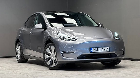 Tesla Model Y 14 of 21