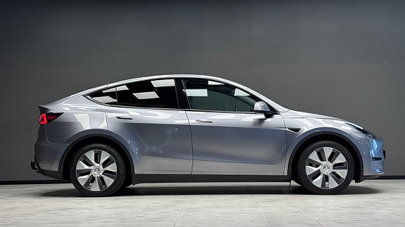 Tesla Model Y 5 of 21