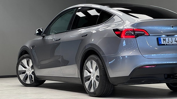 Tesla Model Y 17 of 21