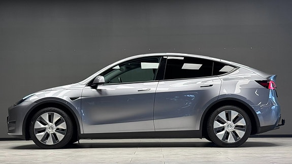 Tesla Model Y 6 of 21