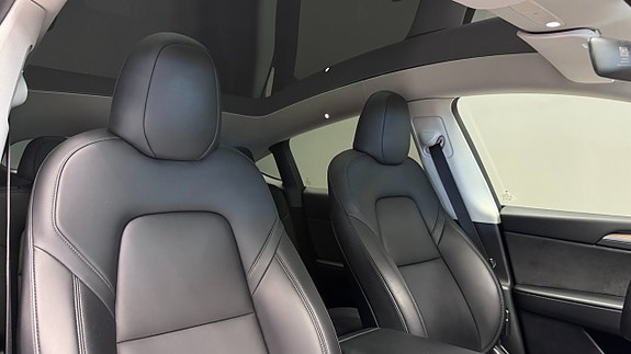Tesla Model Y 12 of 21