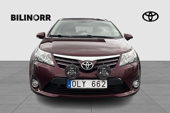 Toyota Avensis 2 of 9
