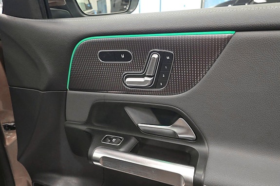 Mercedes-Benz EQB300 12 of 17