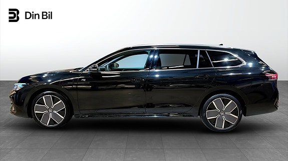 Volkswagen Passat 2 of 23