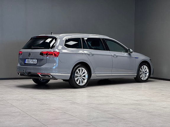 Volkswagen Passat 2 of 25