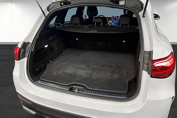 Mercedes-Benz GLC300 e 12 of 26