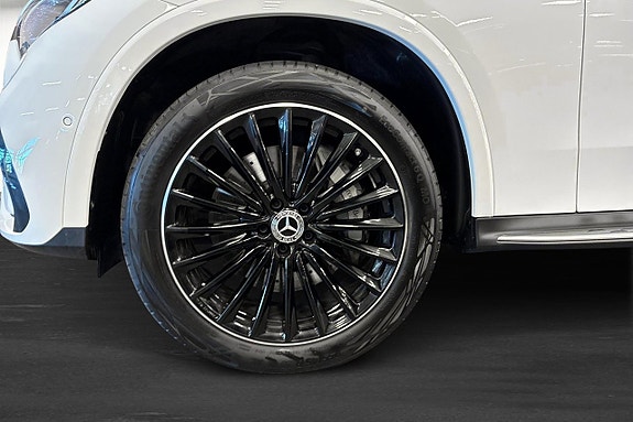 Mercedes-Benz GLC300 e 11 of 26