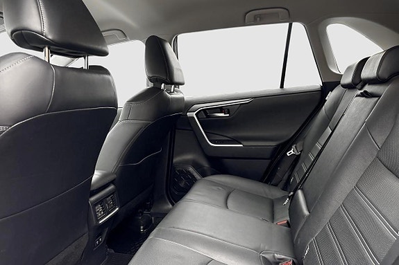 Toyota RAV4 8 of 13