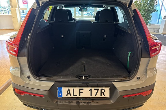 Volvo EX40 16 of 29