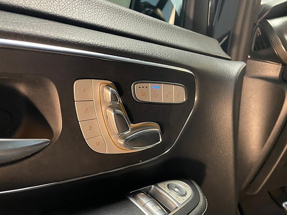 Mercedes-Benz V250 12 of 30