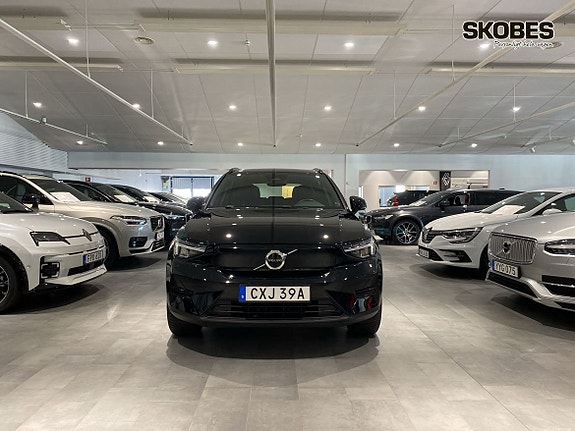 Volvo XC40 2 of 16
