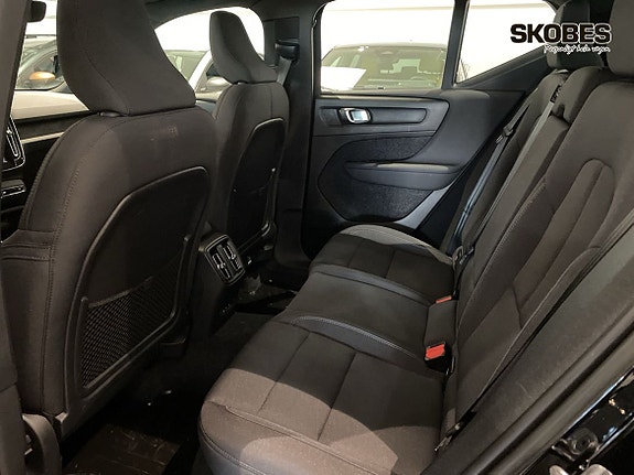 Volvo XC40 8 of 16
