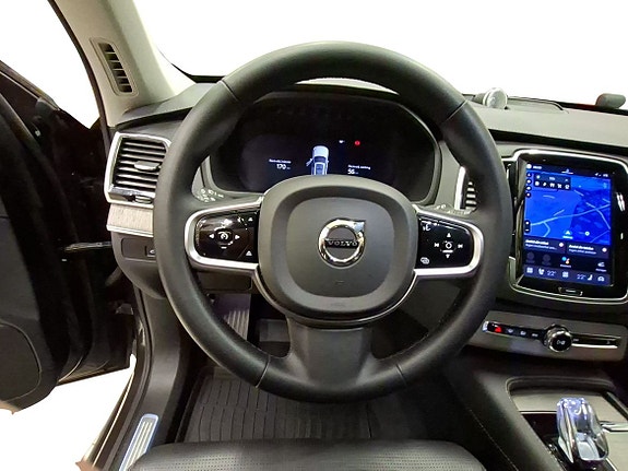 Volvo XC90 10 of 17