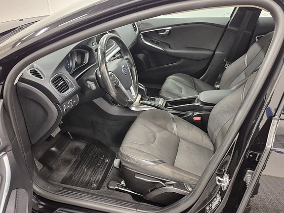 Volvo V40 Cross Country 2 of 8