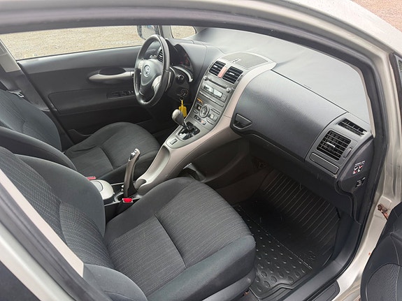 Toyota Auris 12 of 12