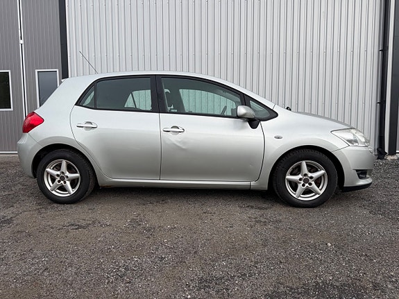 Toyota Auris 7 of 12