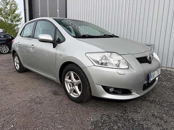 Toyota Auris 2 of 12