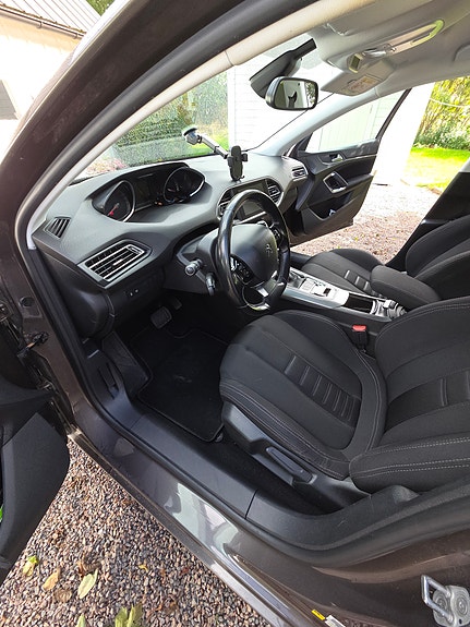Peugeot 308 SW 2 of 3