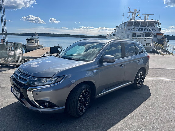 Mitsubishi Outlander 2 of 8