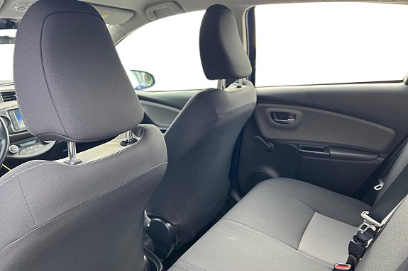 Toyota Yaris 13 of 30