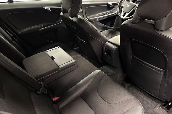 Volvo V60 Cross Country 11 of 15