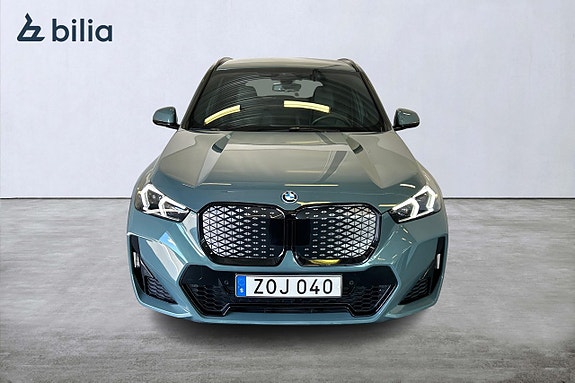 BMW iX1 2 of 22