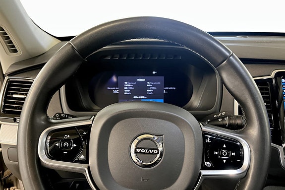 Volvo XC90 7 of 9