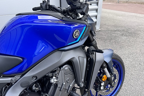 Yamaha MT-09 4 of 7