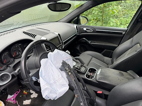 Porsche Cayenne 4 of 4