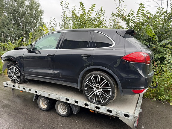 Porsche Cayenne 3 of 4