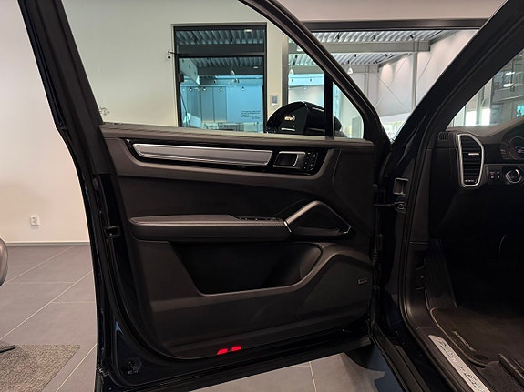 Porsche Cayenne 11 of 24