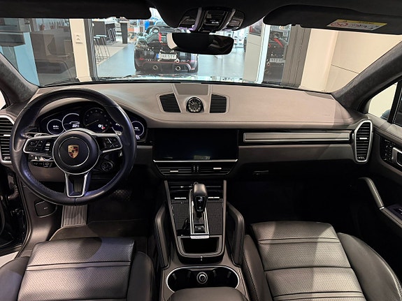 Porsche Cayenne 16 of 24