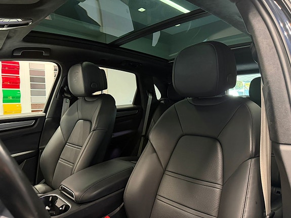 Porsche Cayenne 9 of 24