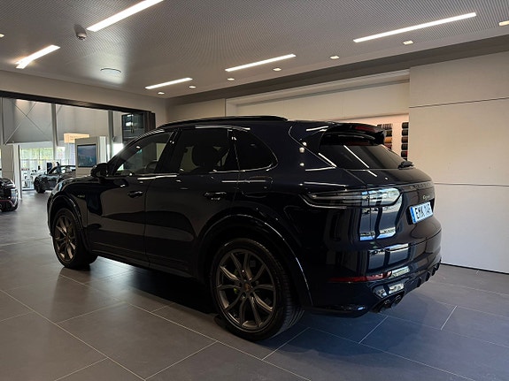 Porsche Cayenne 3 of 24