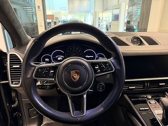 Porsche Cayenne 14 of 24