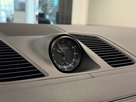 Porsche Cayenne 10 of 24